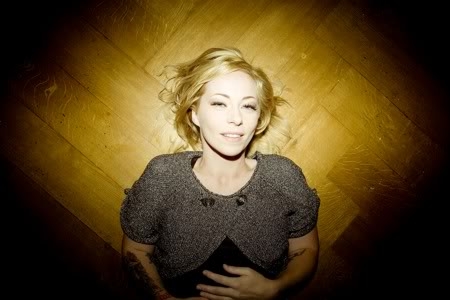 Urmareste un nou videoclip semnat Anneke Van Giersbergen, „My Mother Said”